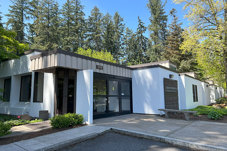Picture of outside entrance of the Lake Oswego OnePeak Medical primary care and functional medicine clinic.